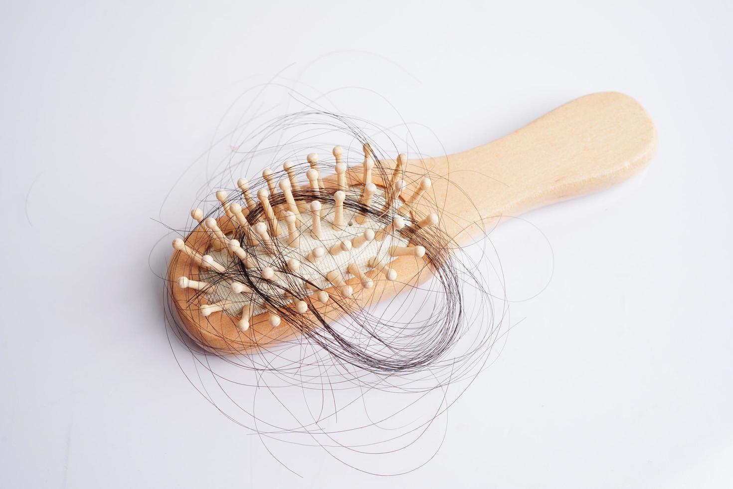 queda de cabelo com escova de pente isolada no fundo branco. foto