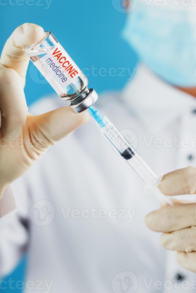 ampola de vacina nas mãos de um médico pesquisador. foto