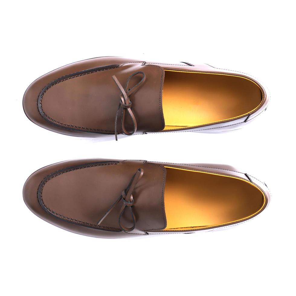 sapatos de couro marrom isolados no fundo branco foto
