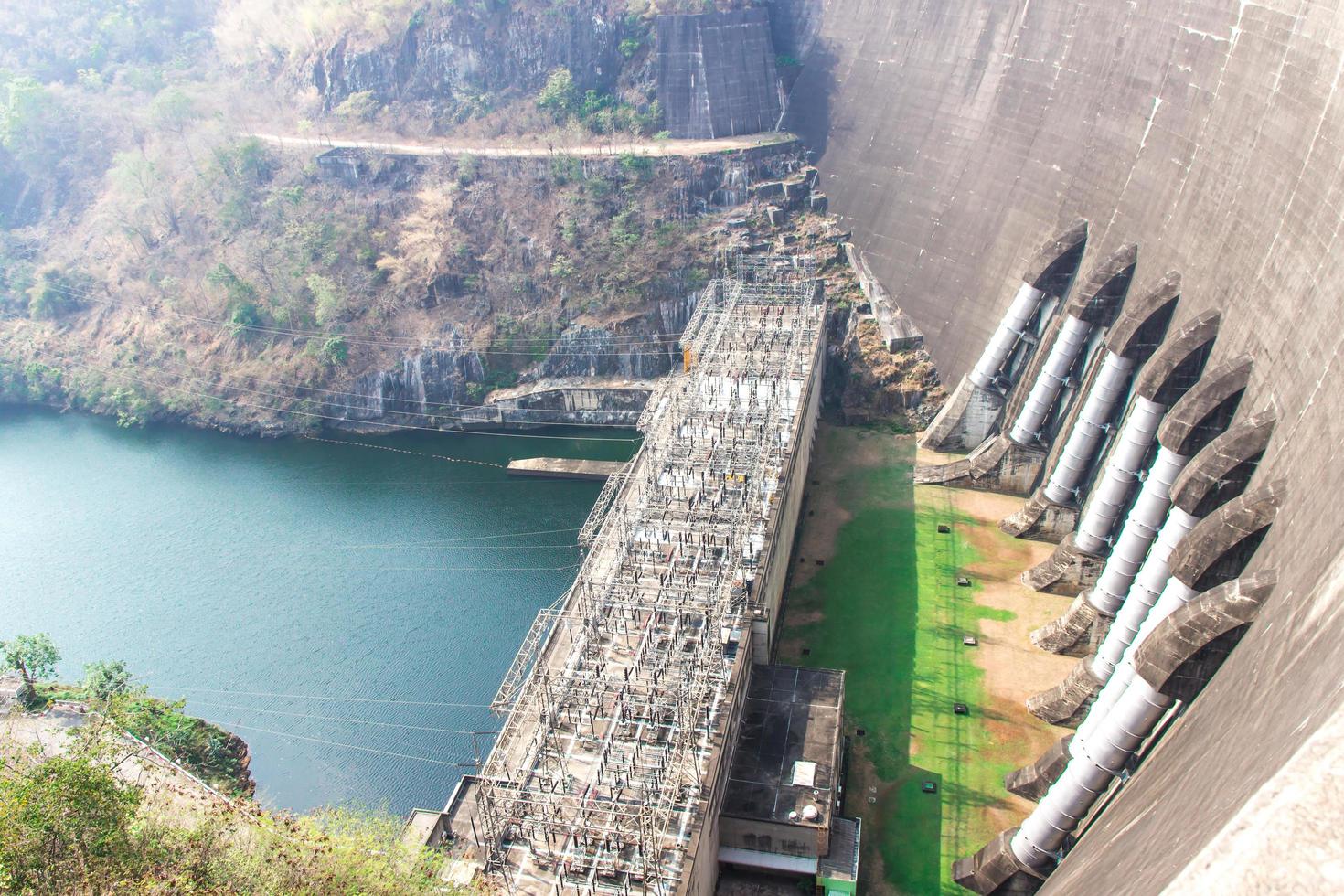 barragem de bhumibol de tak, tailândia azul céu e poeira na montanha no verão uso para fornecimento elétrico e proteger a inundação foto