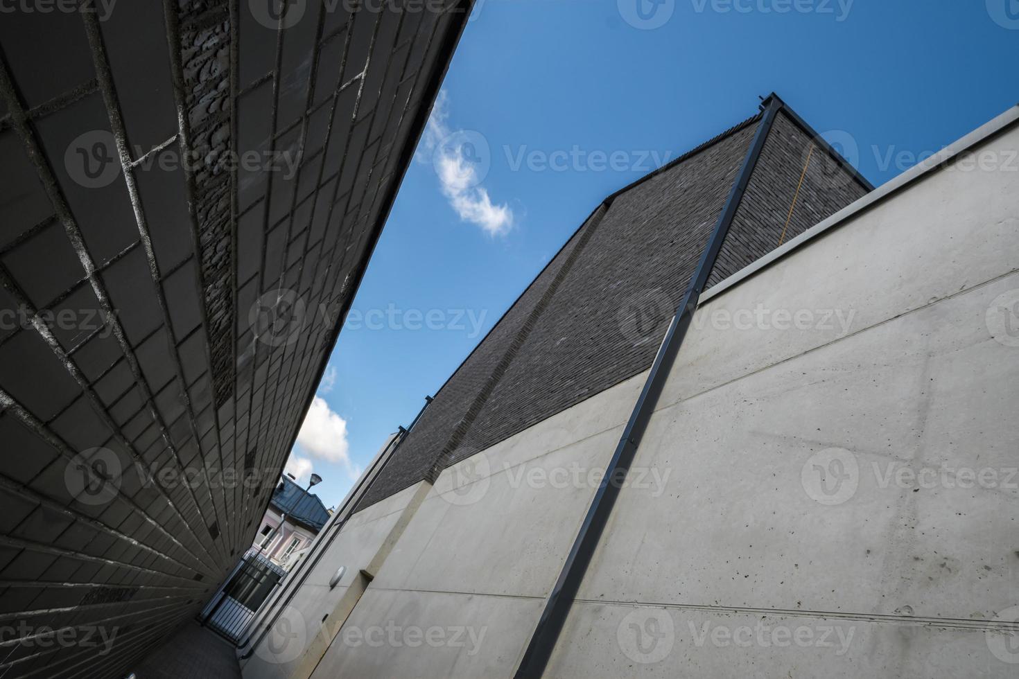 moderno prédio de escritórios de paredes cinzentas com colunas de estilo escandinavo foto