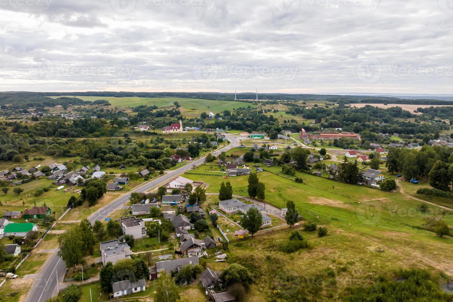 vista aérea panorâmica do empreendimento privado com casas de campo ou vila foto