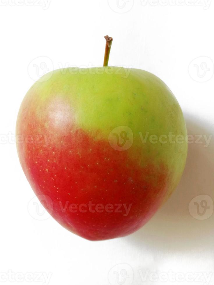 maçã vermelho-verde sobre fundo branco foto