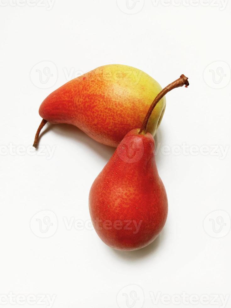 peras vermelhas frescas maduras no fundo branco foto
