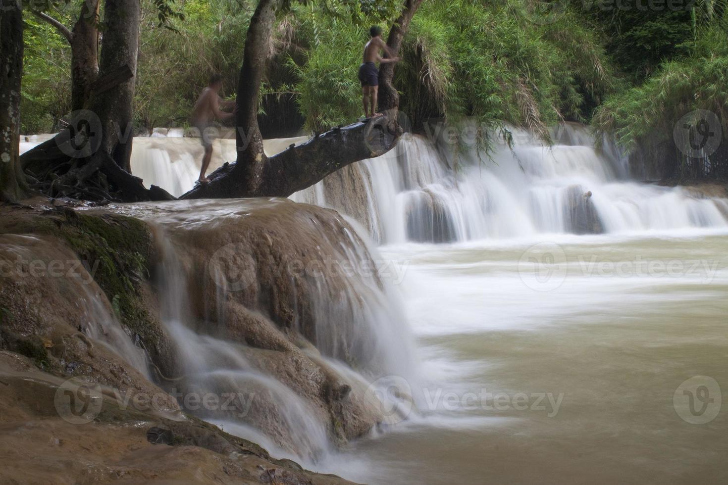 cachoeira tat kuang si foto