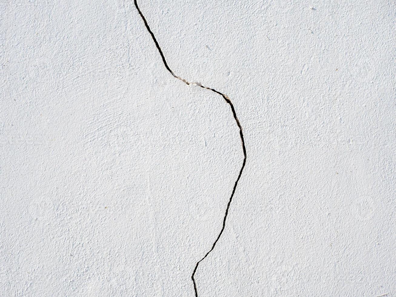 foto de uma rachadura vertical em uma parede branca