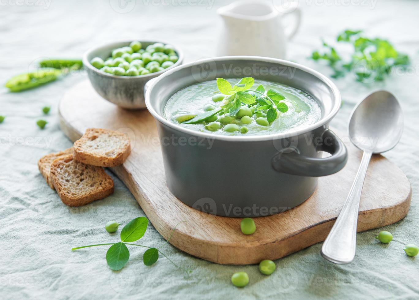 sopa de legumes fresca feita de ervilhas verdes foto