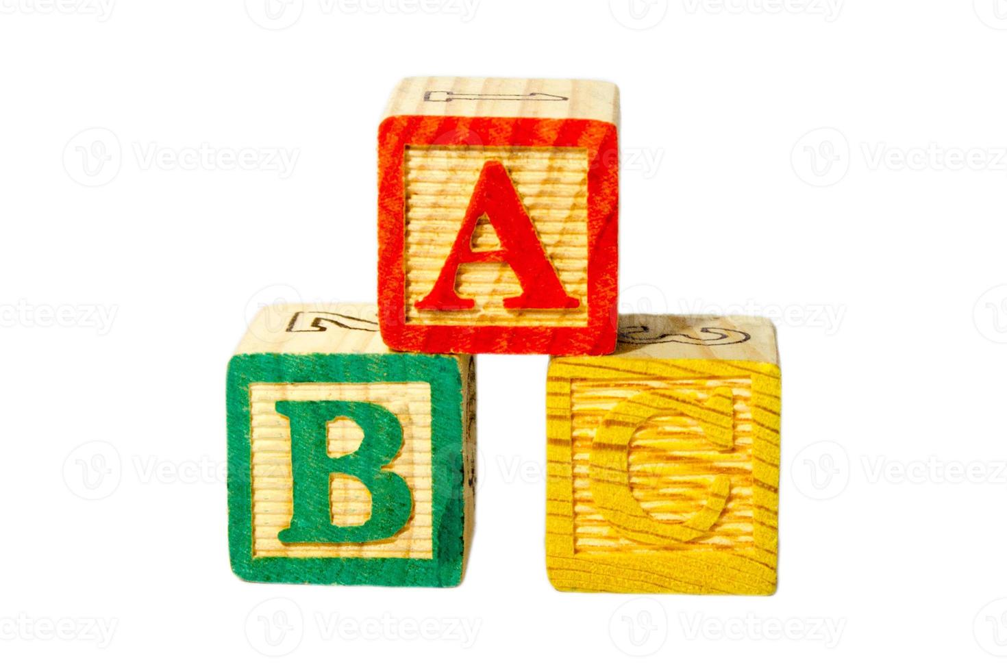 a, b e c bloco de alfabeto de madeira isolado em um fundo branco chamado blocos de abc usa para brincar na pré-escola como um brinquedo. foto