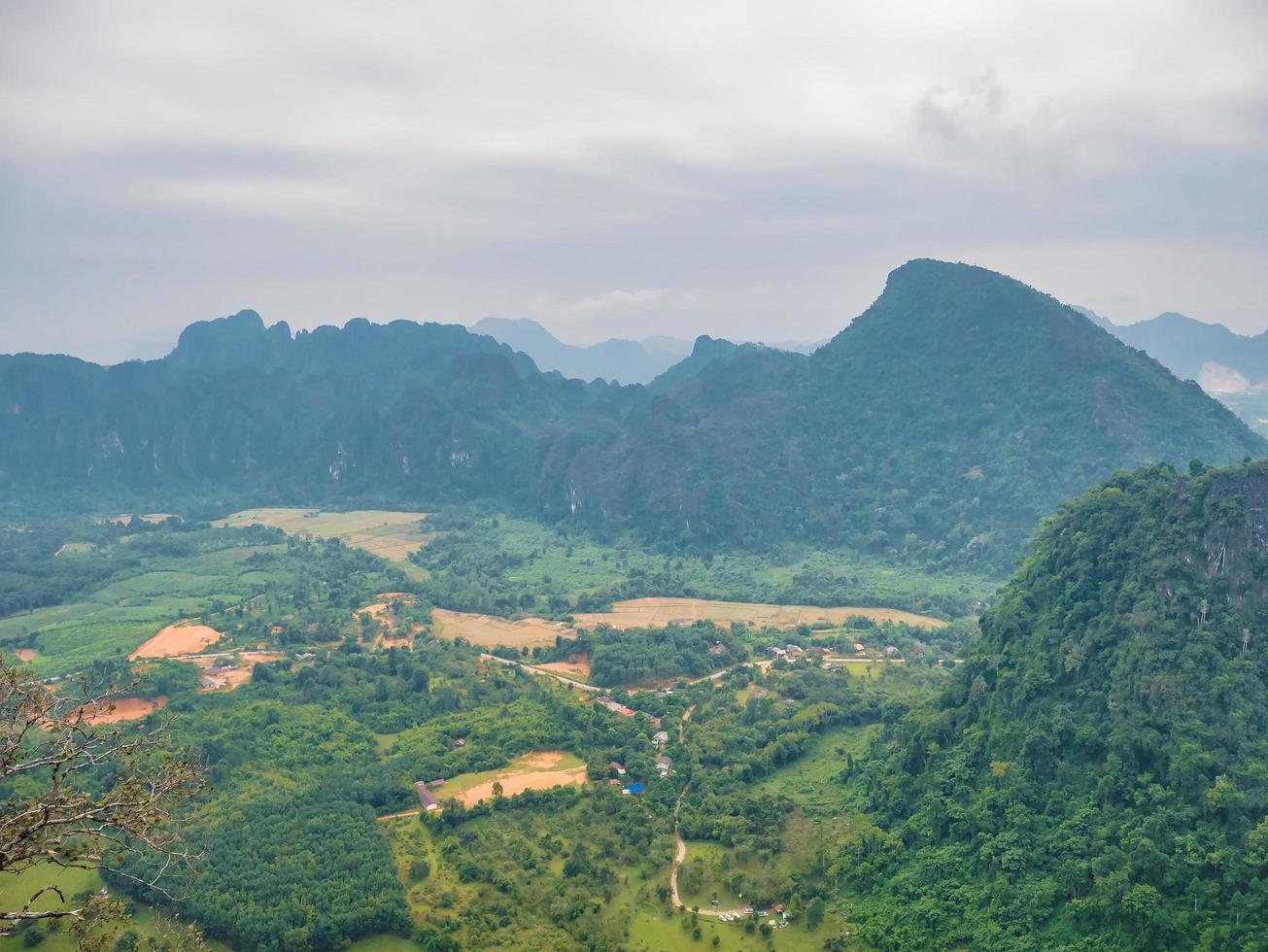 paisagem paisagem vista de pha ngeun na cidade de vangvieng laos.vangvieng cidade a famosa cidade de destino de férias no lao. foto