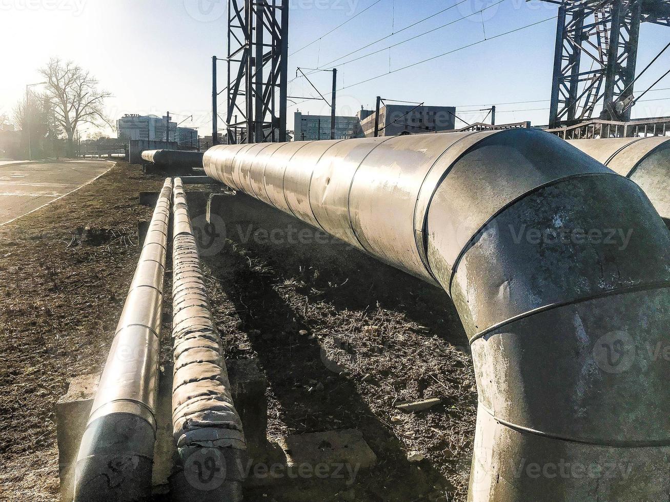 grandes tubos de metal grosso para bombear líquidos, água, vapor, óleo, gás liquefeito em isolamento térmico em fibra de vidro, lã mineral, estanho, galvanizado em refinaria, petroquímica, fábrica de produtos químicos foto