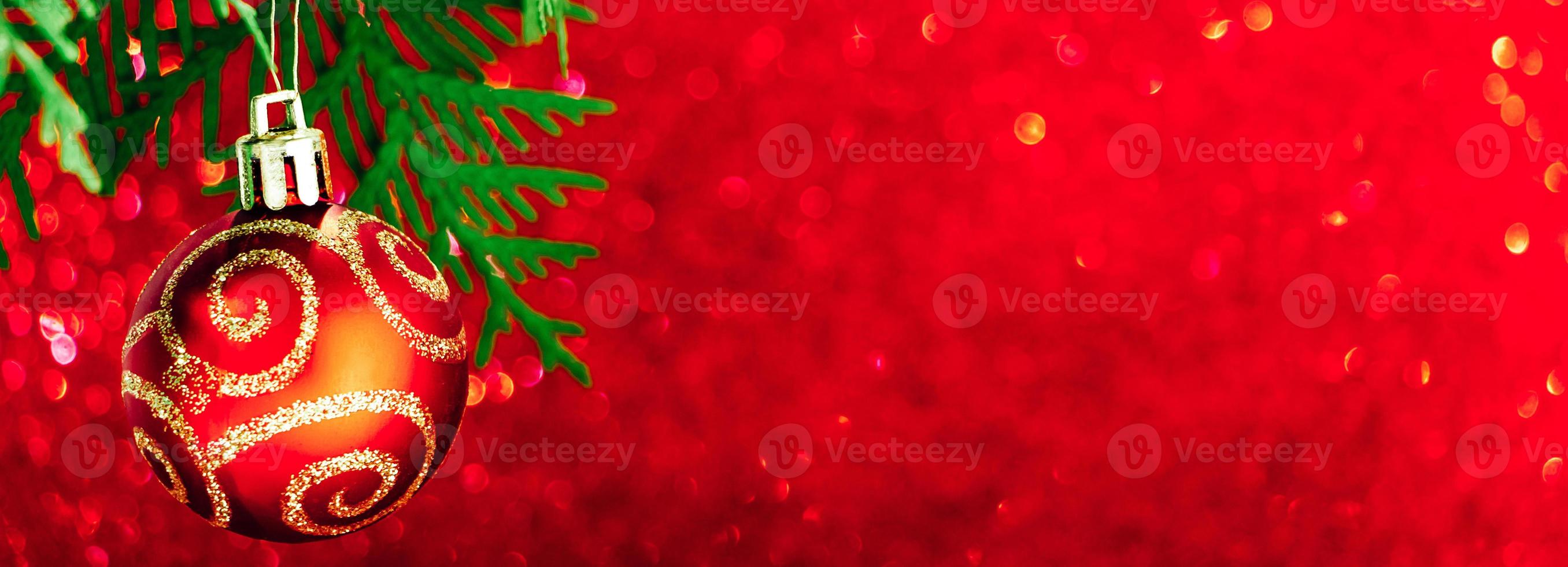 linda bola de natal em fundo vermelho brilhante. conceito de ano novo, formato de banner. foto