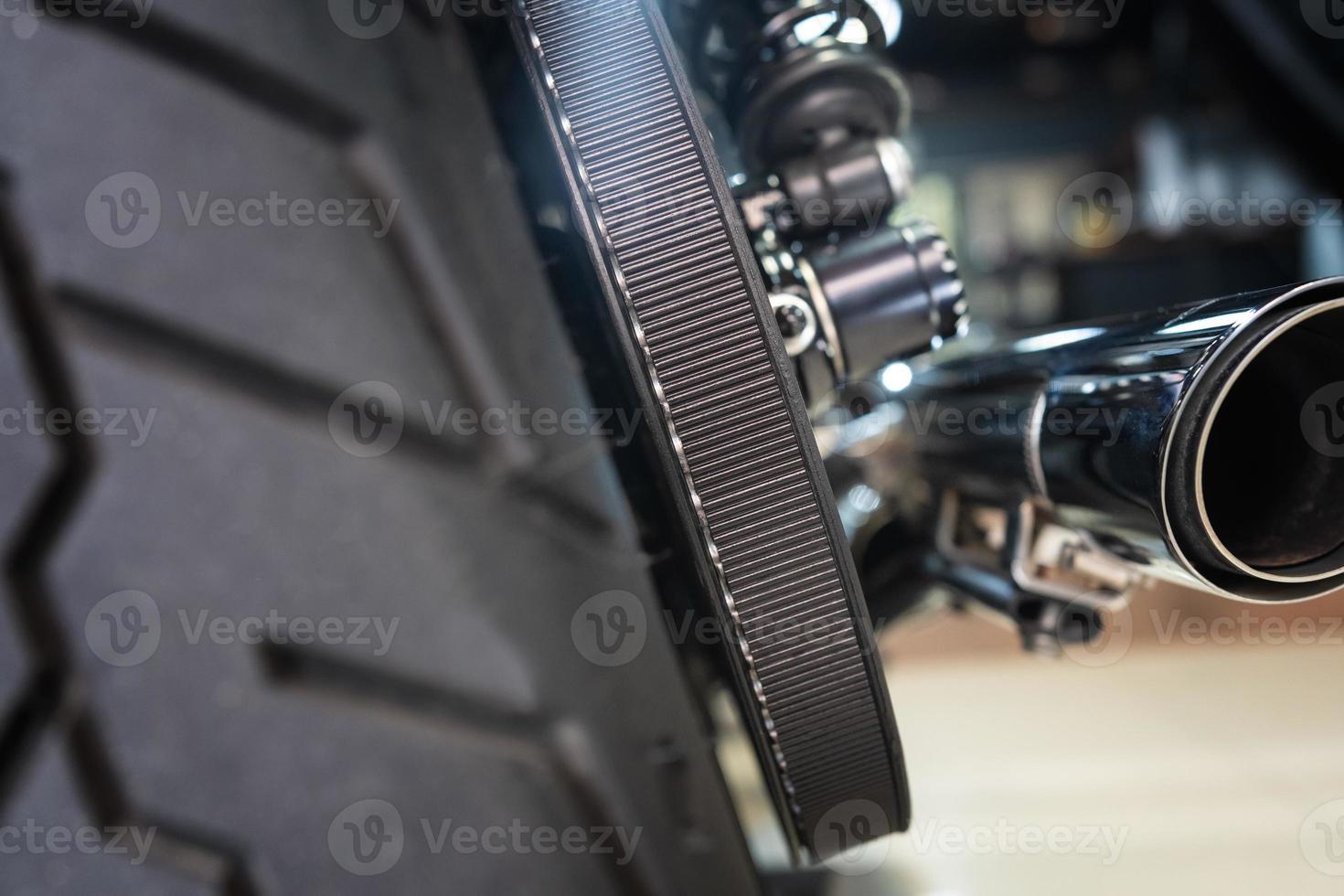 acionamento por correia traseira da motocicleta na garagem, acionamento por correia reduz a manutenção e mais silencioso do que as correntes. manutenção, conceito de reparo da motocicleta, foco seletivo foto