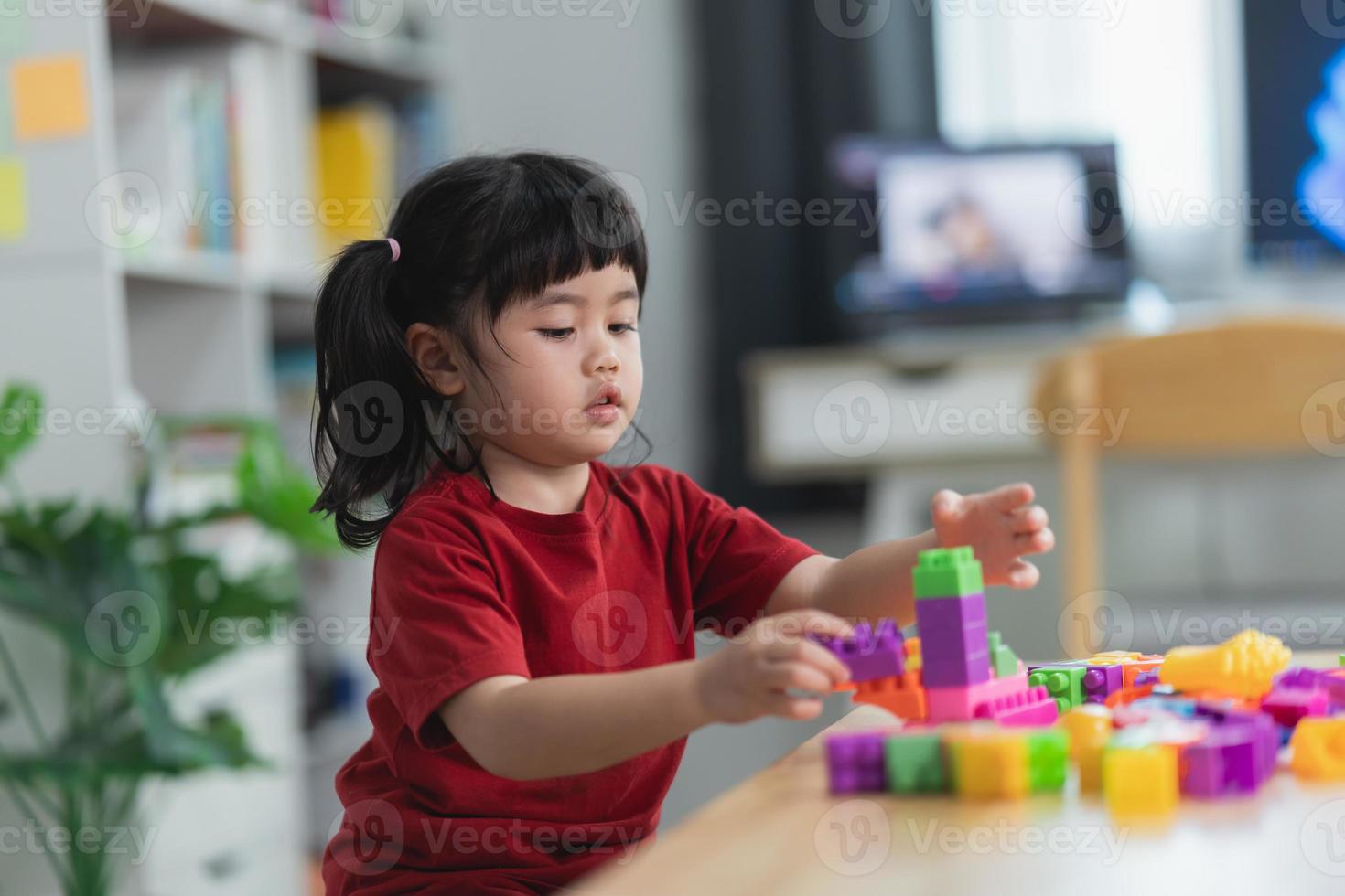 O conceito de infância e as pessoas é uma menina feliz de três anos  brincando com um carro de brinquedo em casa . fotos, imagens de © Shangarey  #274892646