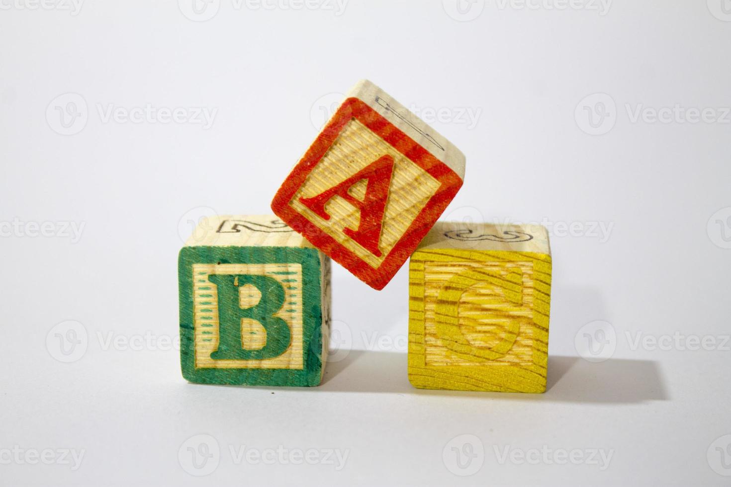 blocos de alfabeto de madeira foto