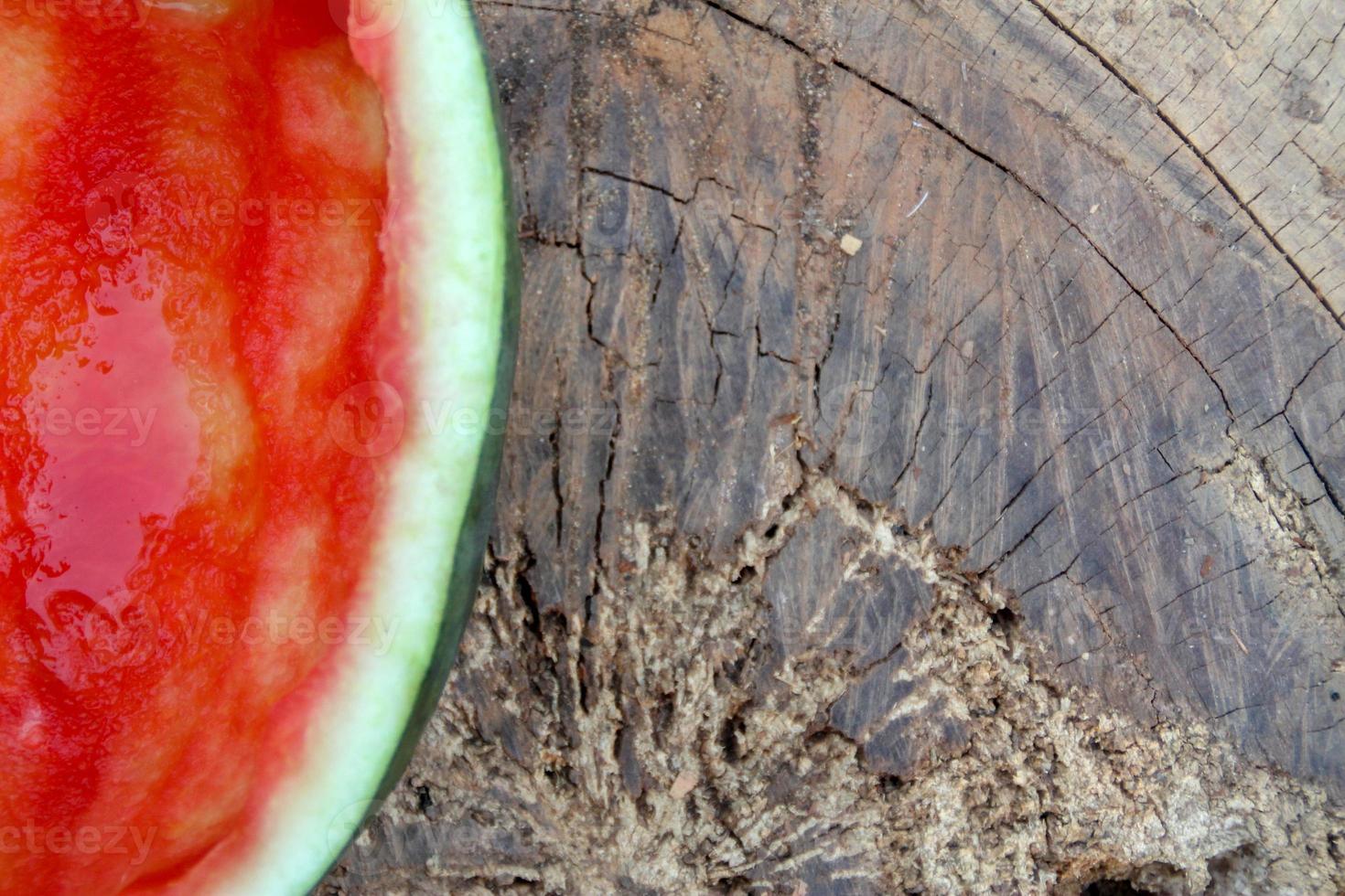 metade da melancia vermelha foi comida foto