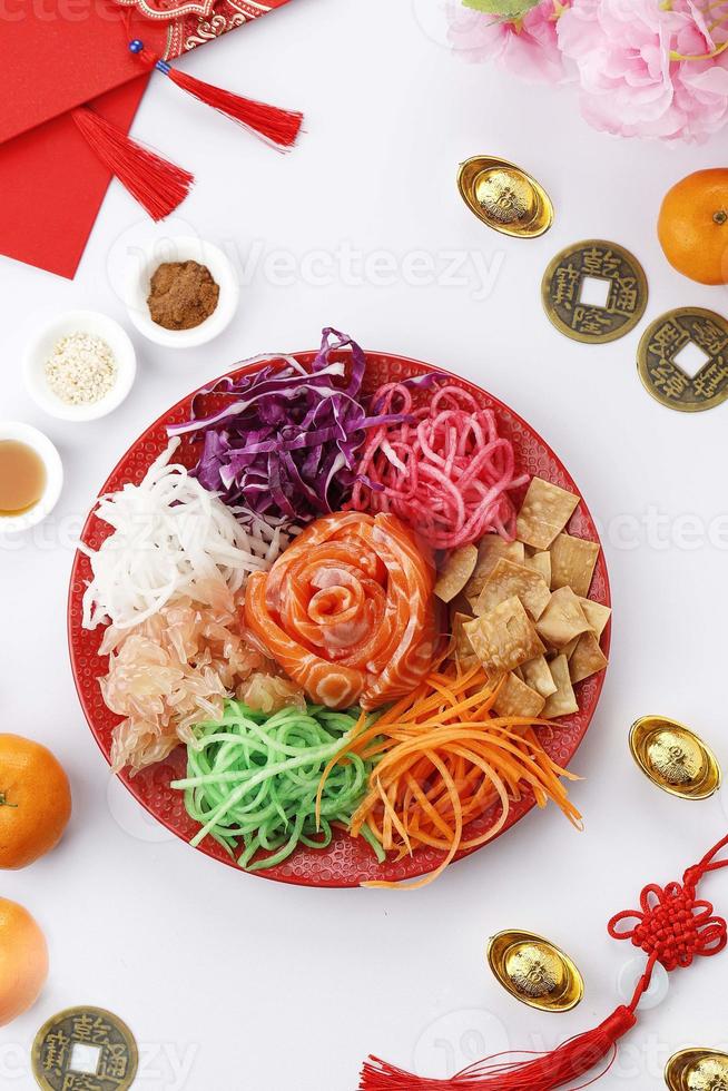 yee sang, yusheng, lo hei ou lou sang é uma salada de peixe cru ao estilo cantonês. foto