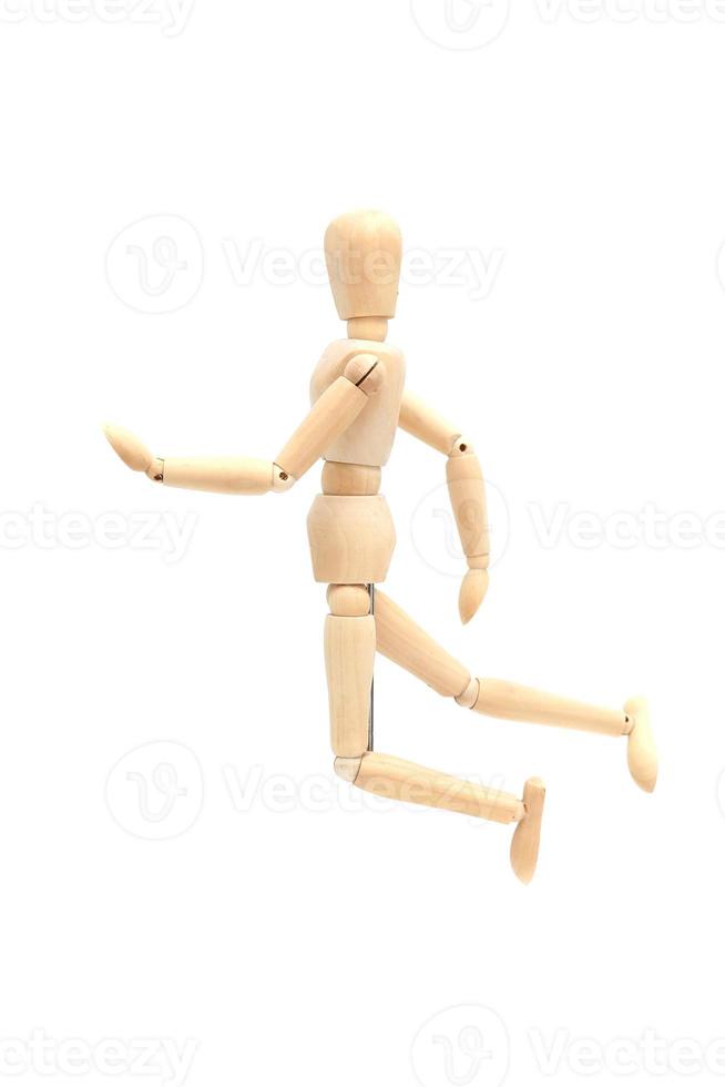 boneca de madeira em poses diferentes. conceitos de figura de madeira. figura isolada no fundo branco foto