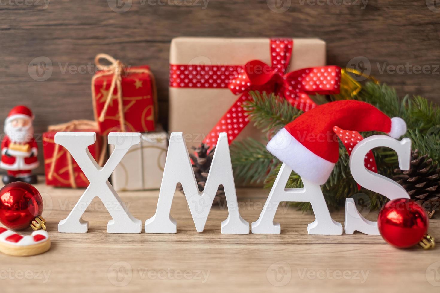 feliz natal com decoração na mesa. véspera de natal, festa, feriado e feliz ano novo conceito foto