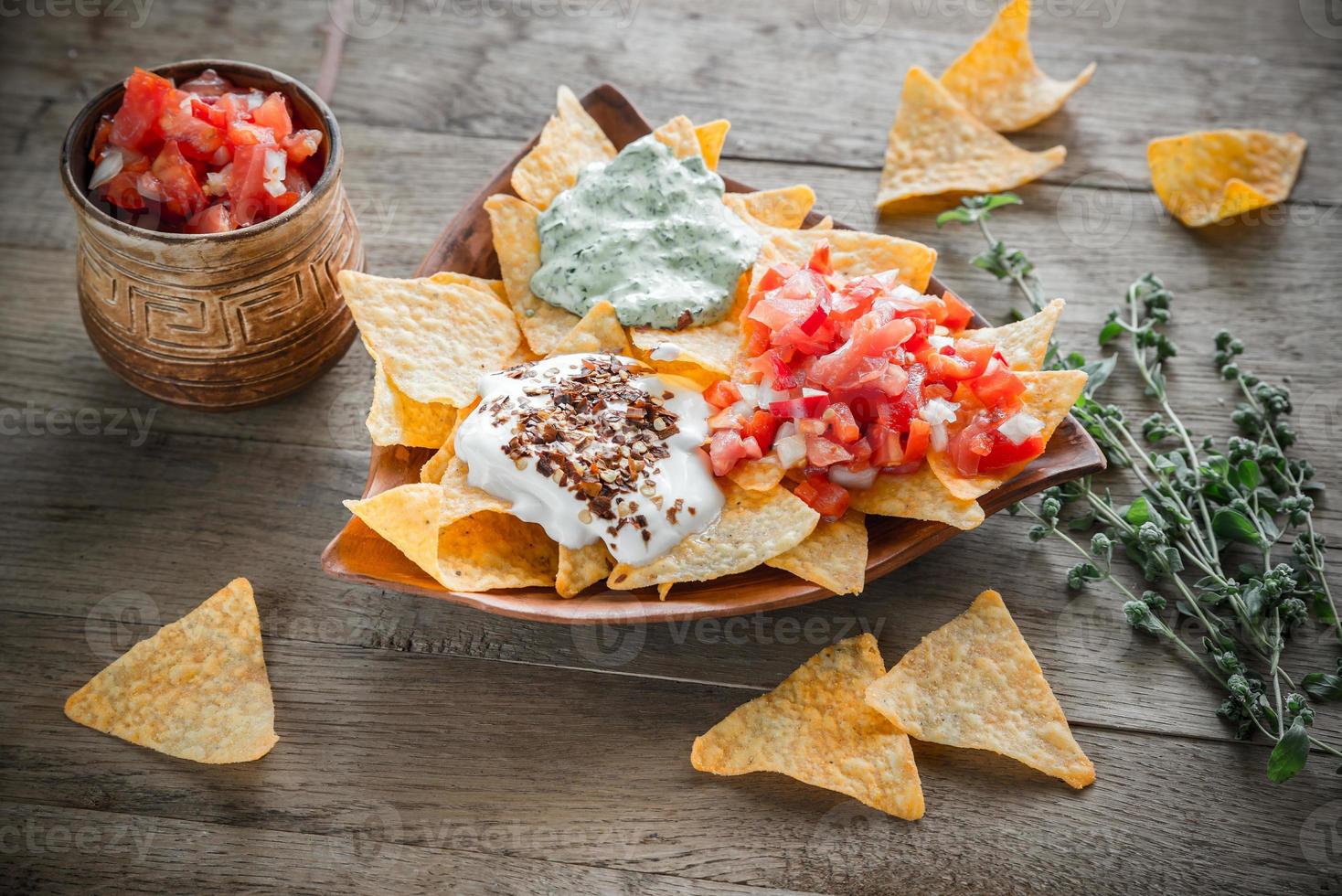 nachos de queijo com diferentes tipos de molho foto