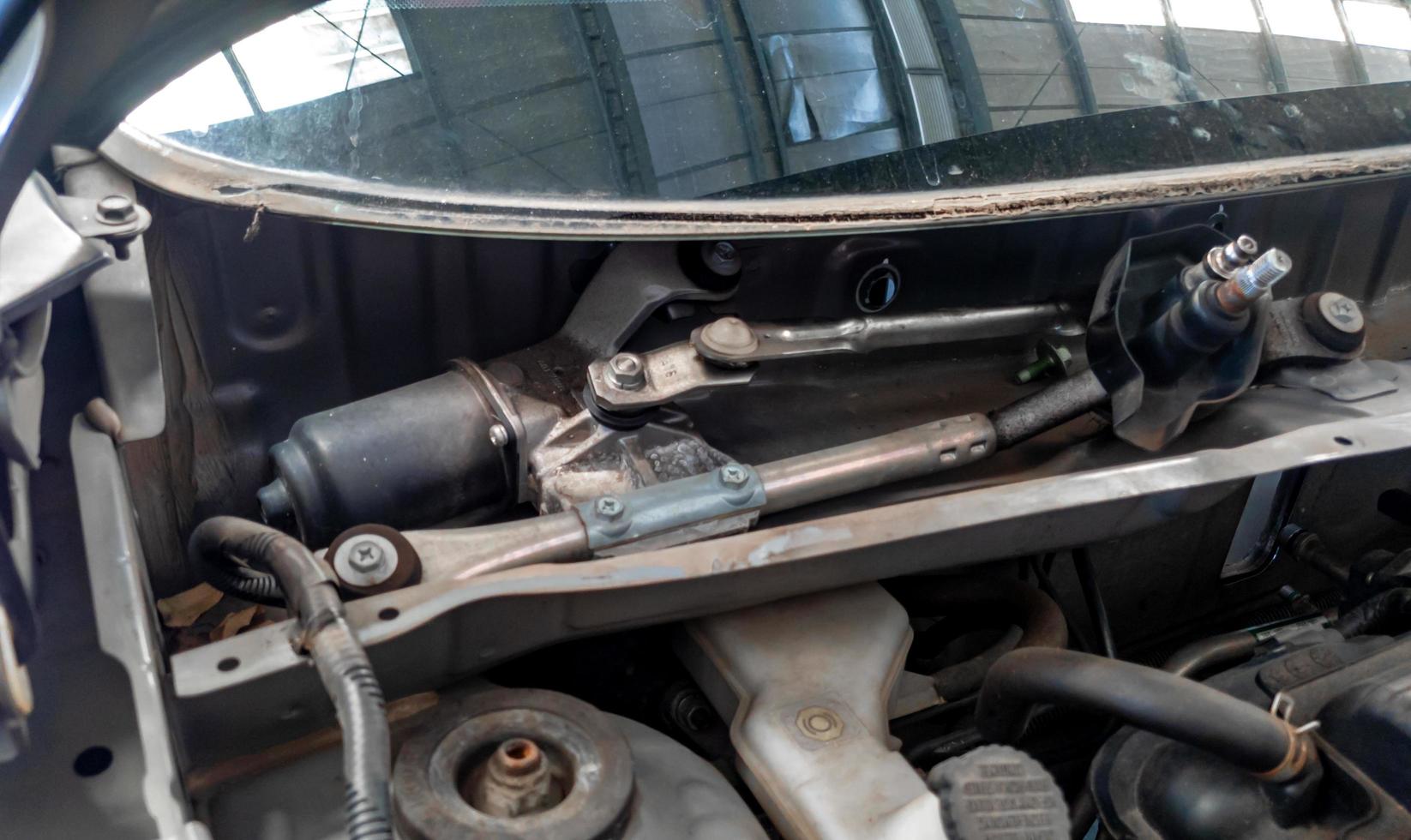 conjunto de acionamento do motor do limpador de pára-brisa montado em um carro foto