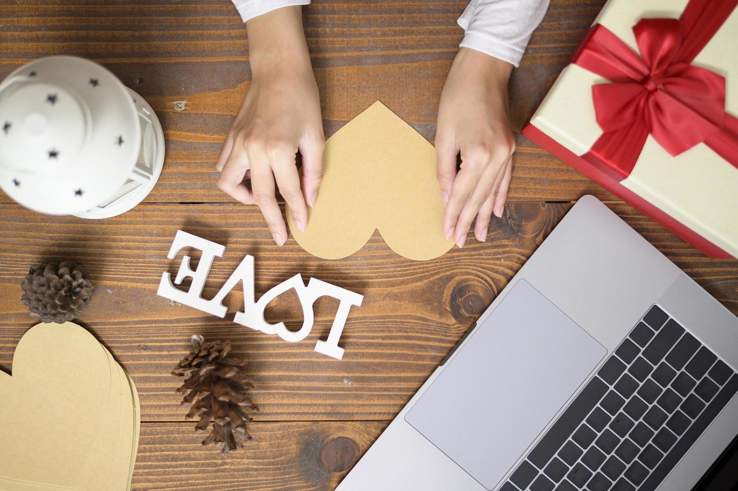 decorações de natal em cima de uma mesa foto