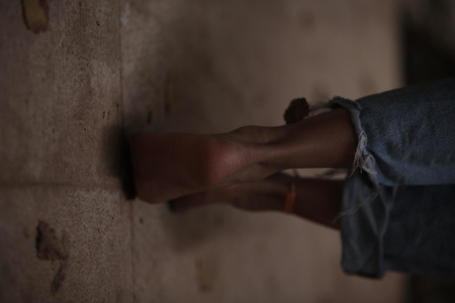 menina com os pés descalços no chão foto