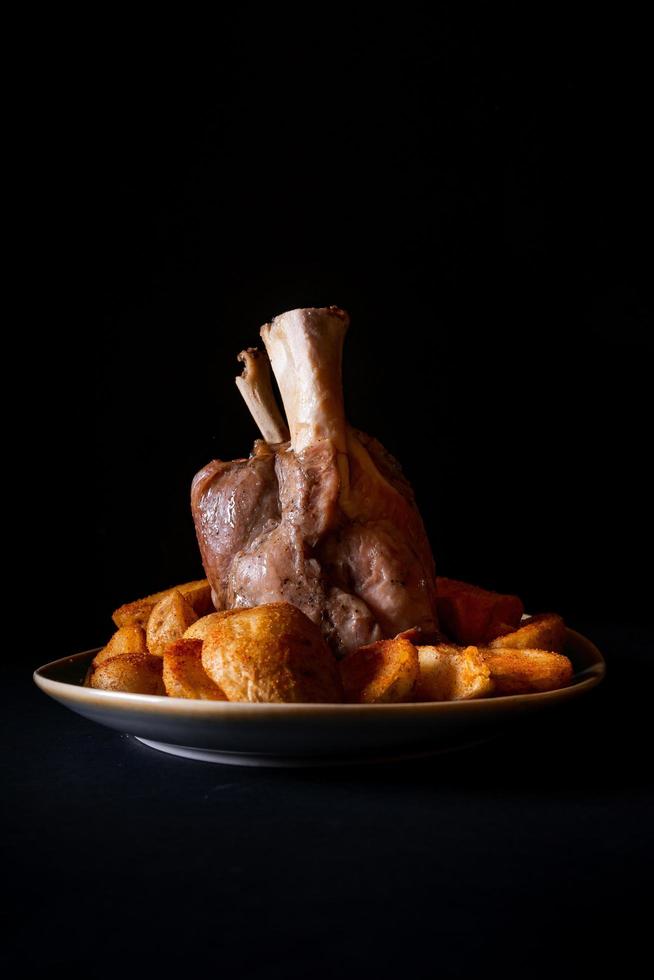 cordeiro cozido com batatas fritas foto