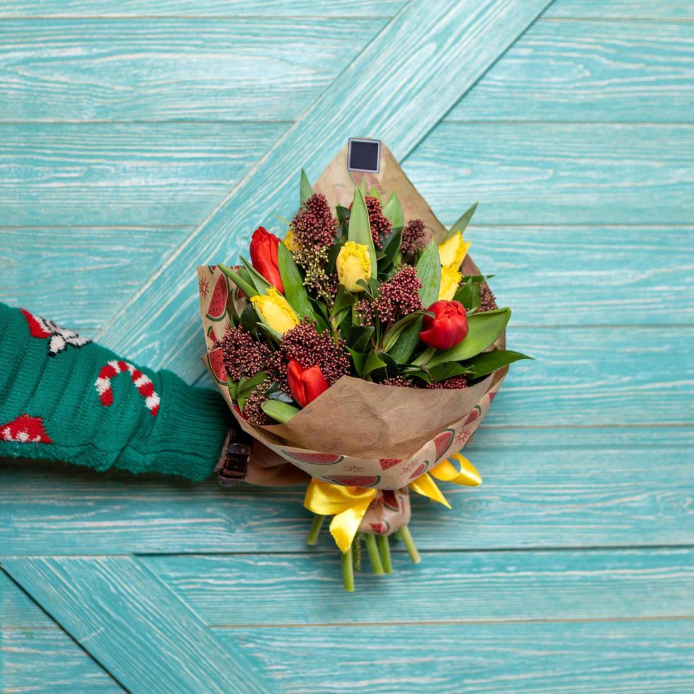 homem segurando um lindo buquê de flores foto