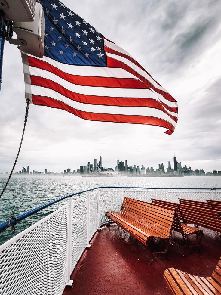 acenando bandeira em um barco foto