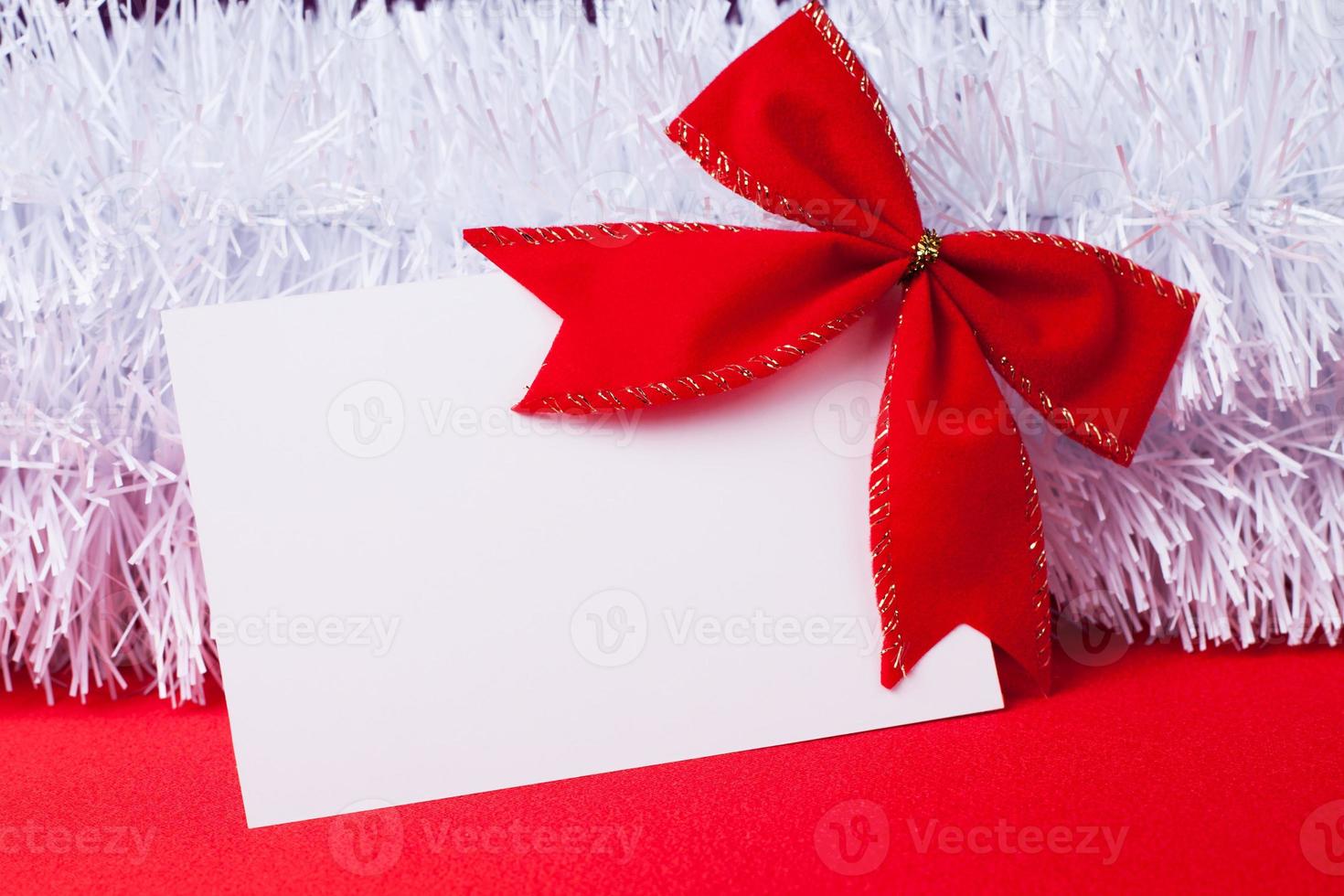 cartão de Natal em branco com laço vermelho foto