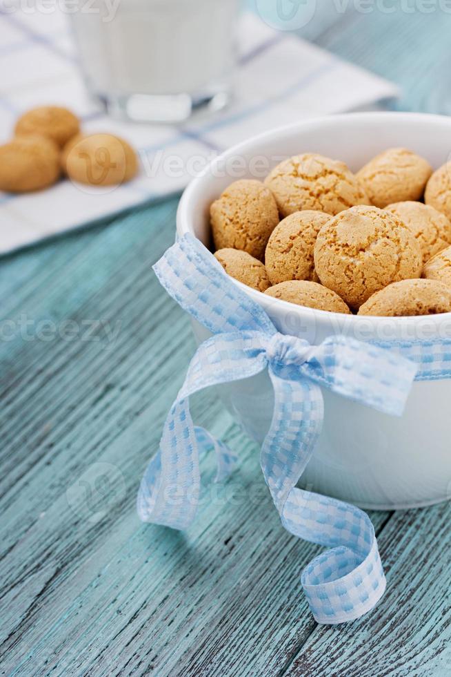 biscoitos com fita azul e leite foto