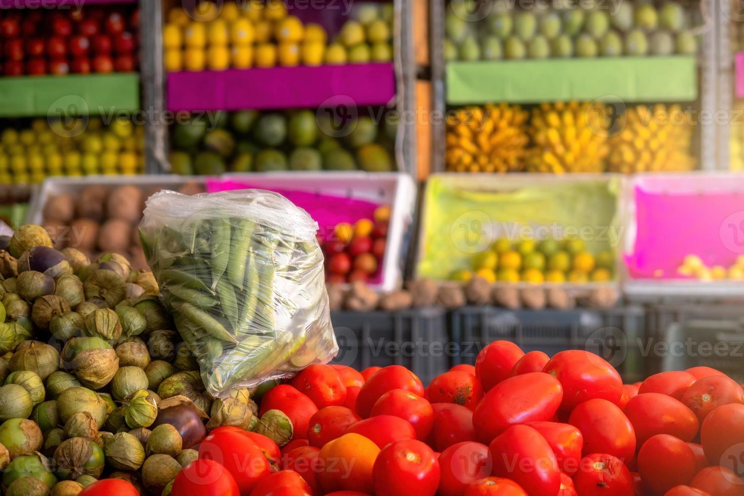 barraca colorida de frutas e vegetais no verdureiro mexicano local foto