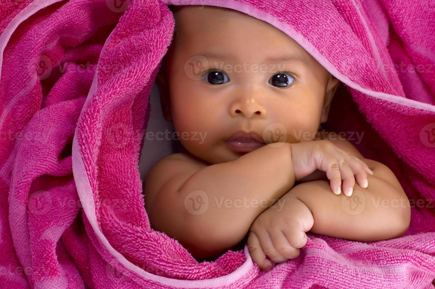 bebê na toalha foto