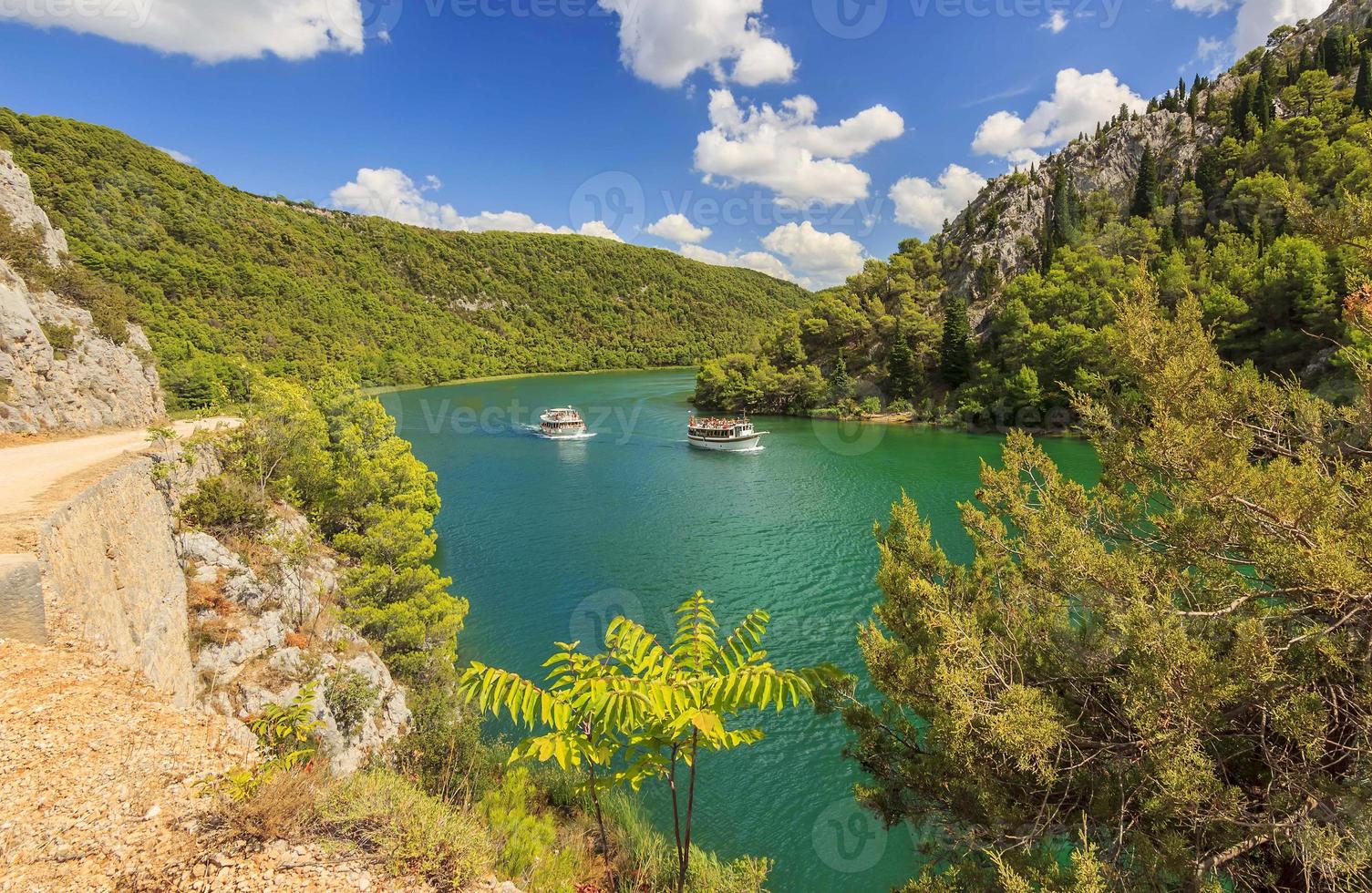 navios de turismo em um rio krka, croácia, europa foto