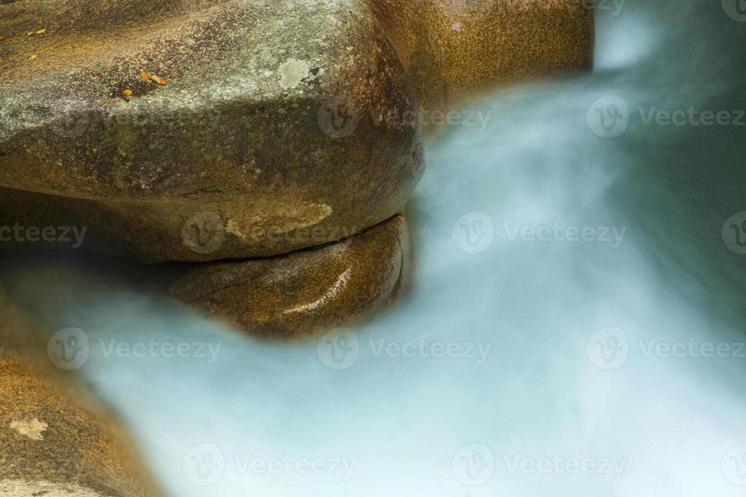 close-up de água enevoada e granito laranja, new hampshire. foto