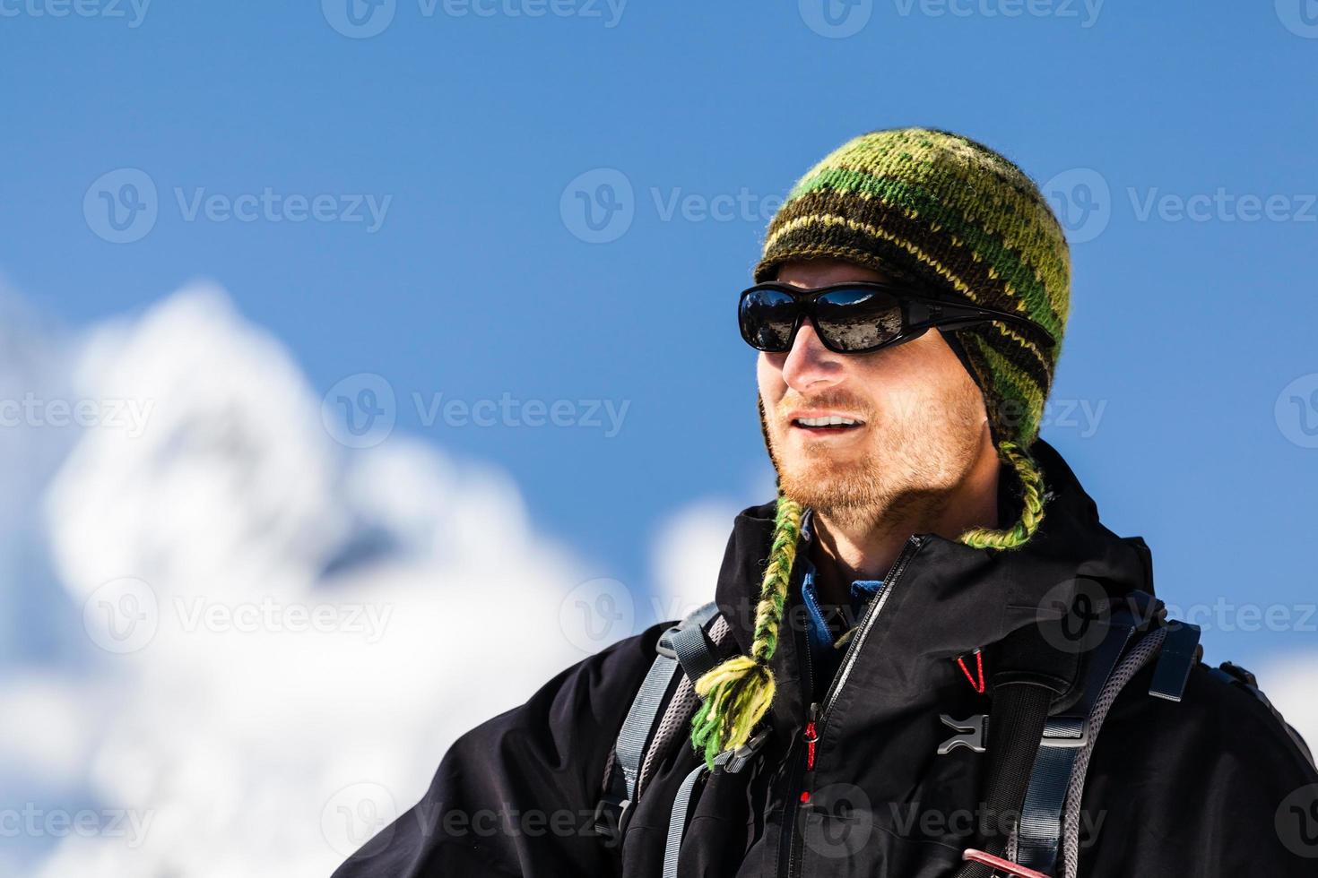 retrato de homem alpinista nas altas montanhas do Himalaia, nepal foto