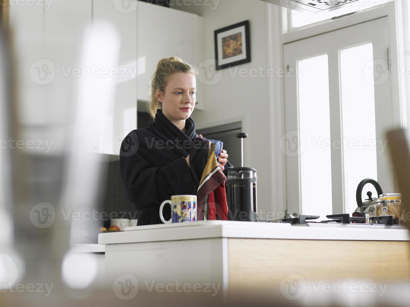 mulher secando xícara de chá com toalha foto
