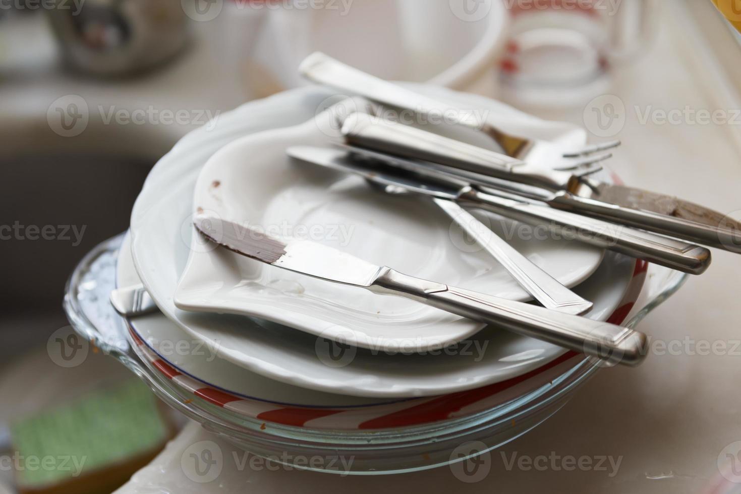 pilha de pratos sujos brancos foto
