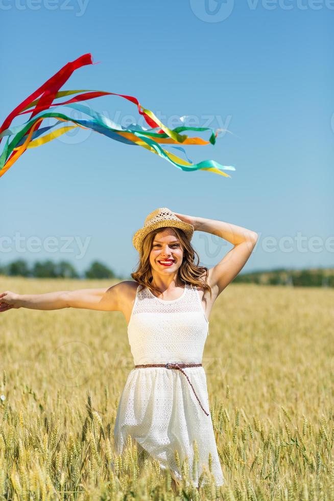 garota feliz segurando fitas coloridas foto