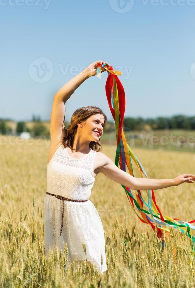 garota feliz segurando fitas coloridas foto