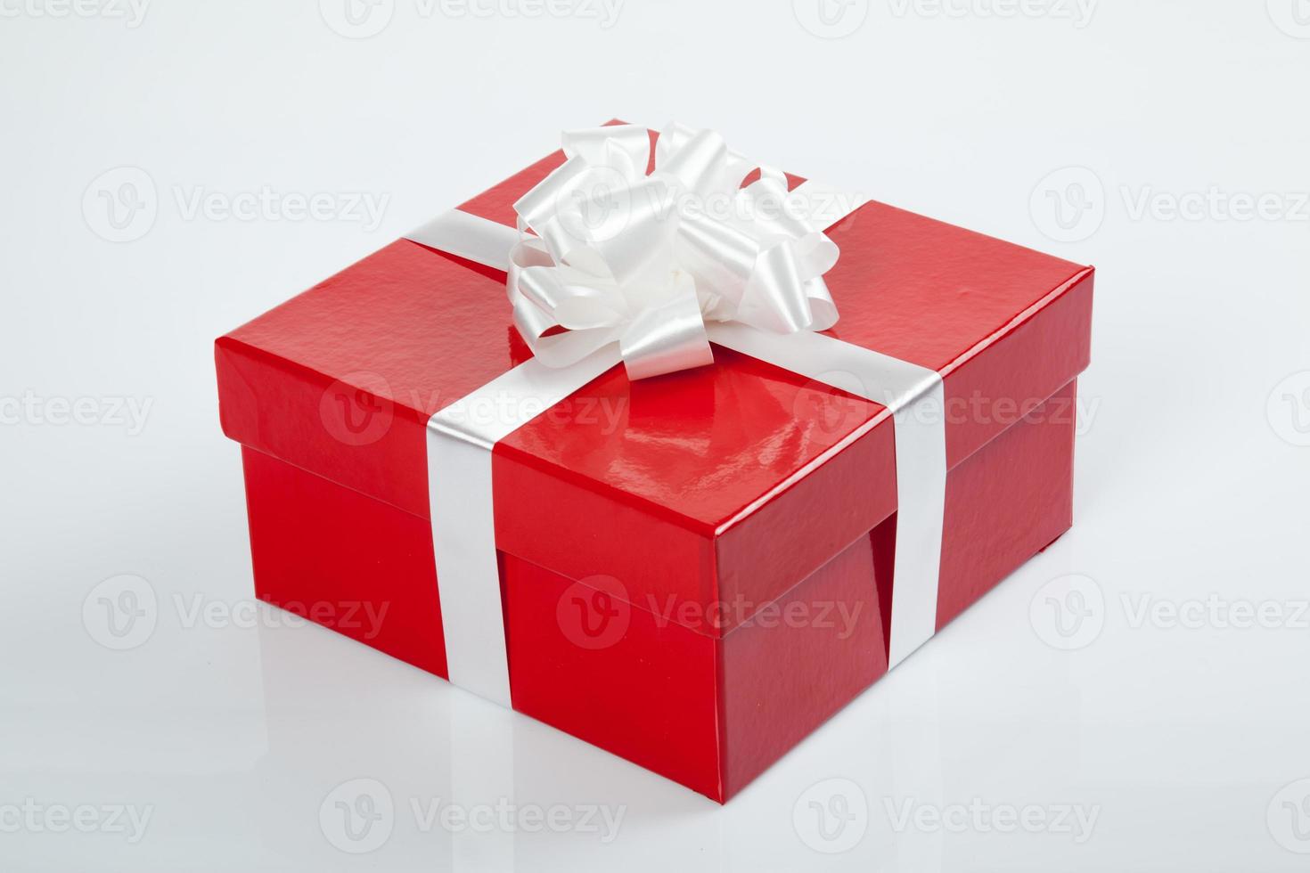 caixa de presente vermelha com laço branco para o natal foto