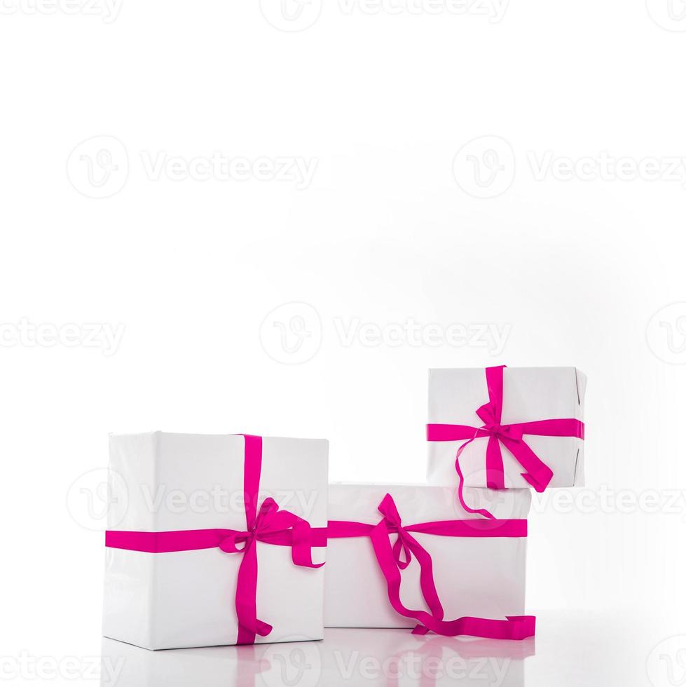 caixa de presente branca com fita bonita foto