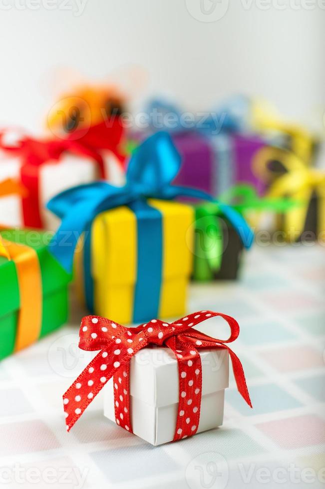 caixas de presente coloridas com fitas de cetim foto