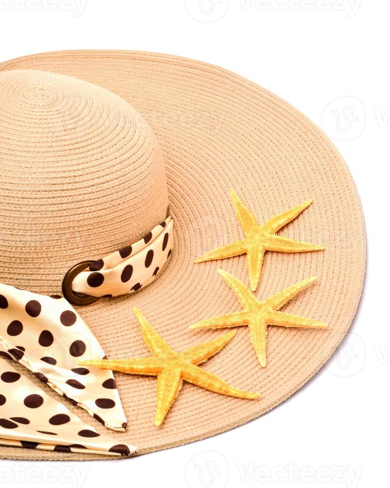 chapéu de praia feminino e uma concha foto
