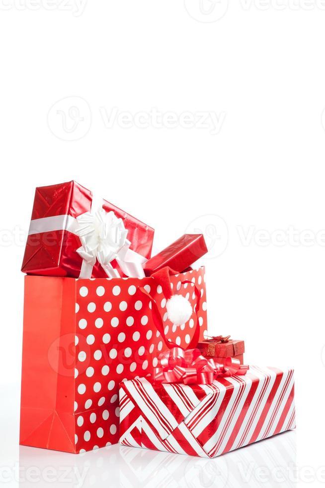 caixas de presente vermelhas e chapéu de natal em sacolas de compras foto