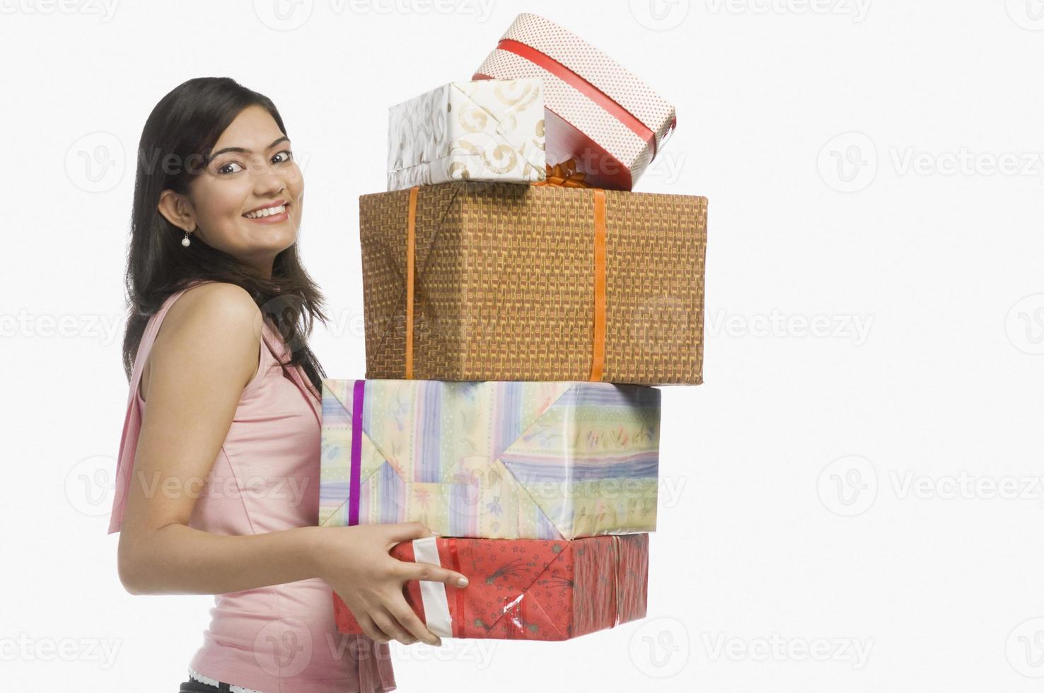 mulher segurando caixas de presente e sorrindo foto