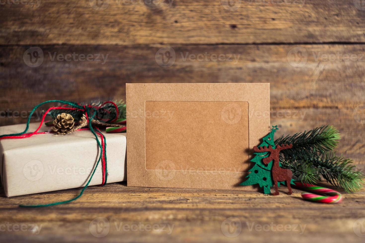caixa de presente de natal com cartões em um fundo de madeira foto