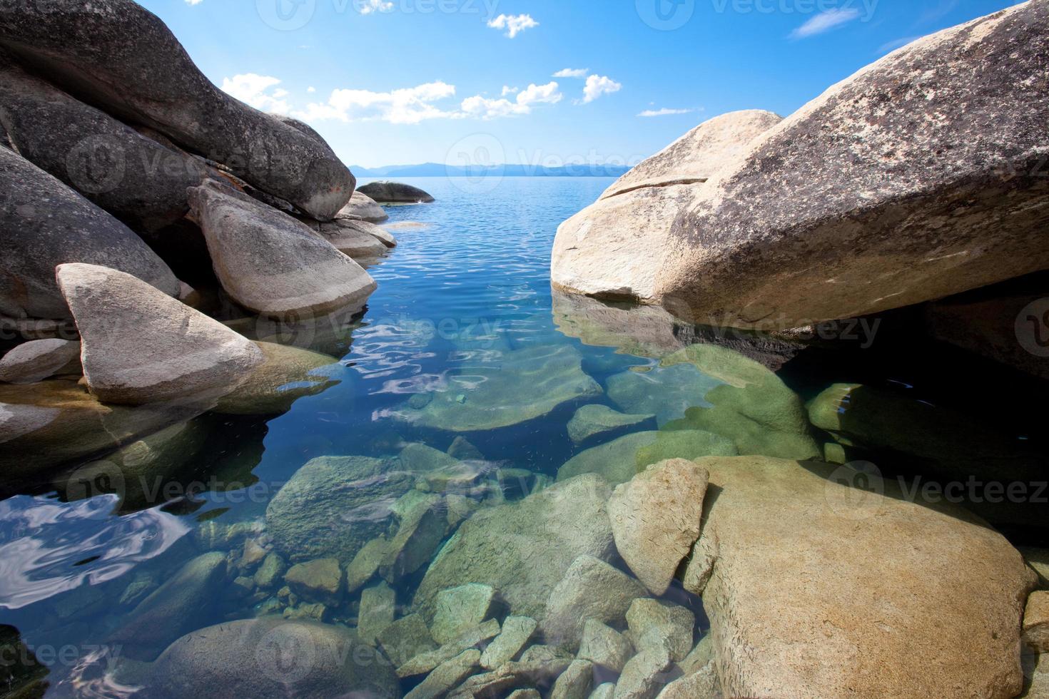 grandes pedras de granito na margem do lago intocado foto