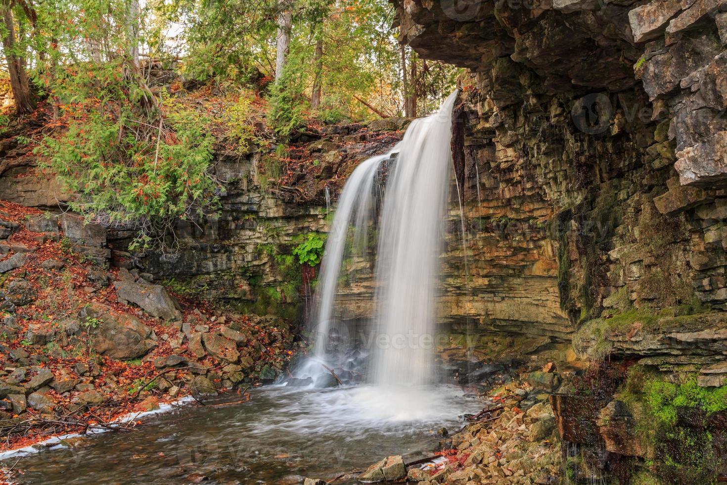 excelente vista natural de outono da cachoeira do cinturão verde da escarpa do niagara foto