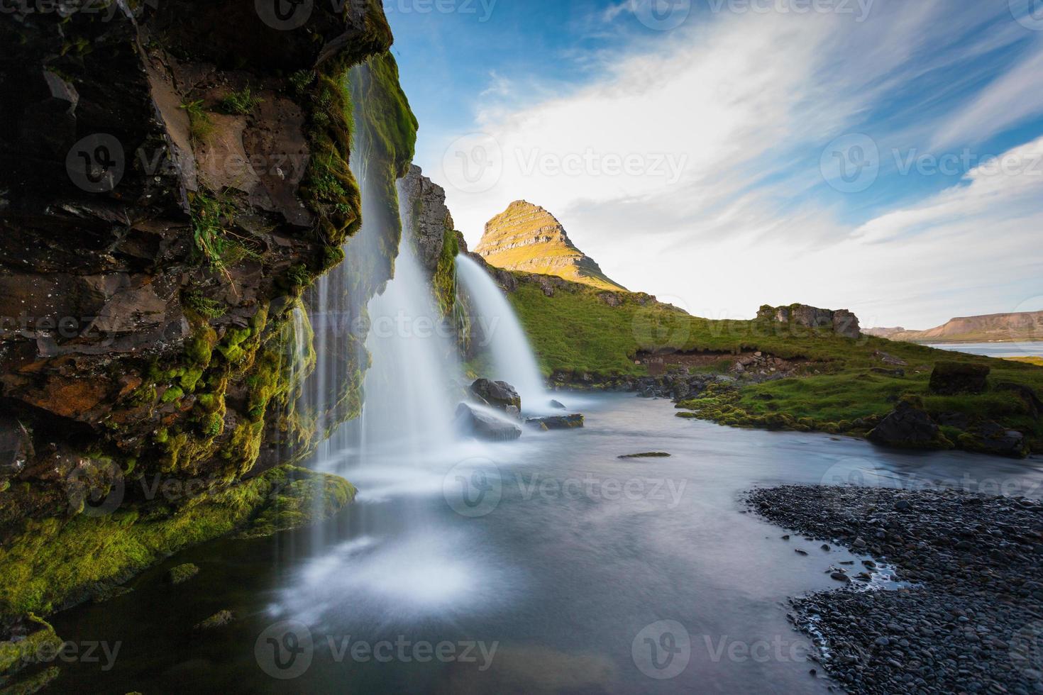 montanha kirkjufell, islândia, paisagem da península de snaefellsnes foto